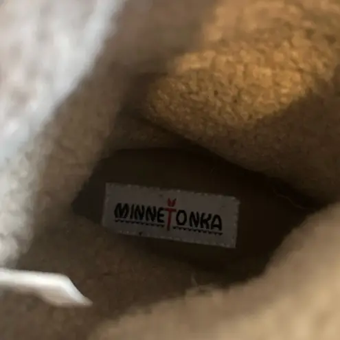 Minnetonka  Size 7 M Black Warm Leather Pull On Boots. Leather upper!