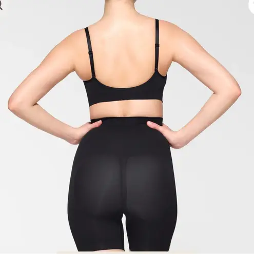 SKIMS SEAMLESS SCULPT MID THIGH SHORT, color black
