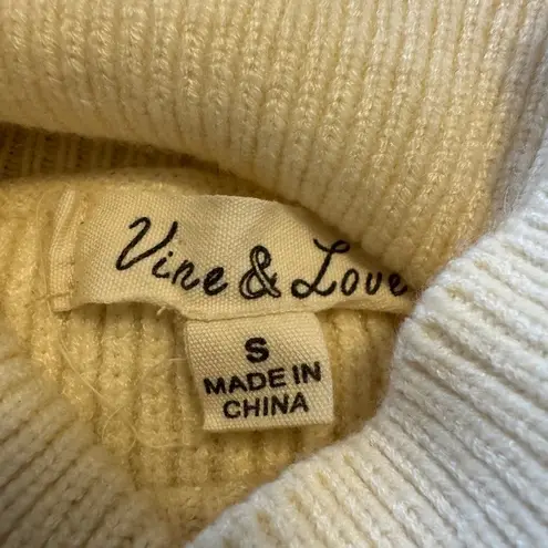 Vine & Love Chunky Knit Oversized Sweater Small Cream Pearl Button Sleeves