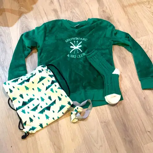 Serra warm set snow board and ski graphic sweater, socks, hair ties …