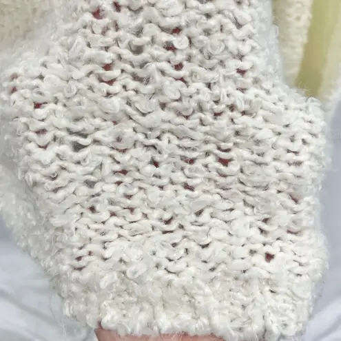 Susina New Fluffy Boucle Knit Sweater V-Neck Long Sleeve Pullover White Snow