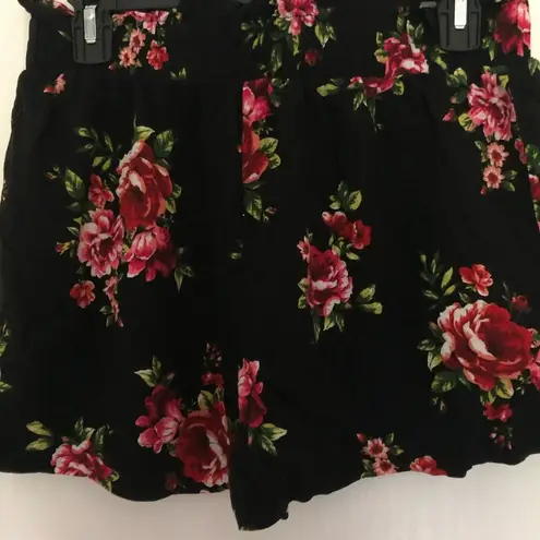 Women's Bermuda Shorts Tie Front Mid Rise Pull On Floral Black Red Size Medium