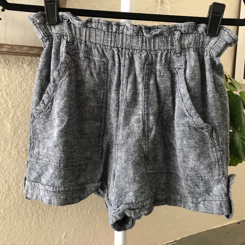 Time & Tru Grey  elastic waist stretch linen shorts. - Image 1