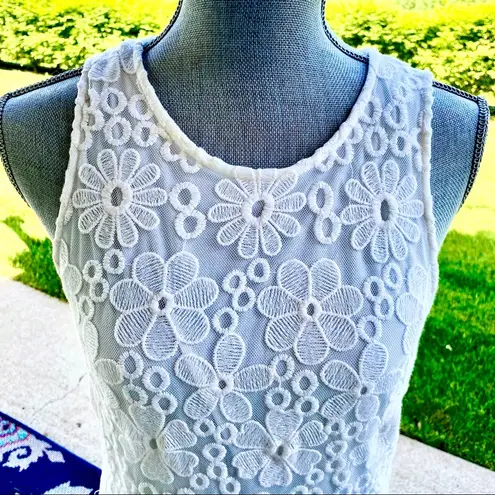 Alya  Sleeveless Lace Top