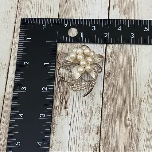 Vintage Unsigned Faux Pearl 3D Flower Brooch