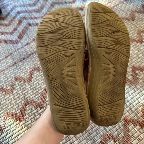 Earth Spirit | Women's Tan Leather Flower Embellishment Thong Sandals, Size 7.5