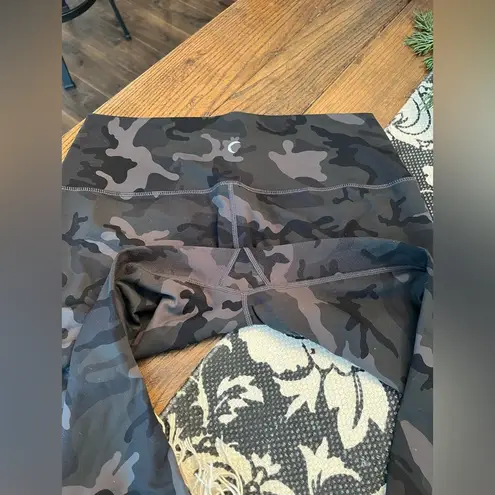 Zyia Forest Camo Luxe Cropped Leggings Sz 12 VGUC
