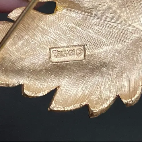 Trifari Vintage Signed Brushed Gold Tone Maple Leaf Brooch 24g.