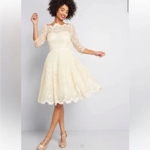 Chi Chi London NWT Gilded Grace Lace Dress Size 4 in Champagne