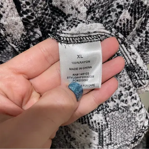 Hippie Rose  Button Down Snake Print Top Button Down Gray Women’s Size XL - Image 9