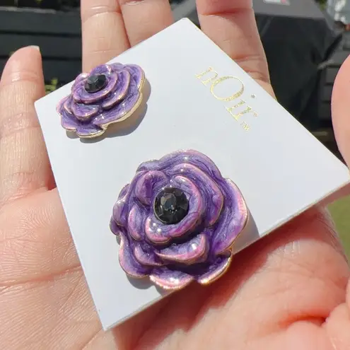 Noir gold tone purple flower reflective studs earrings