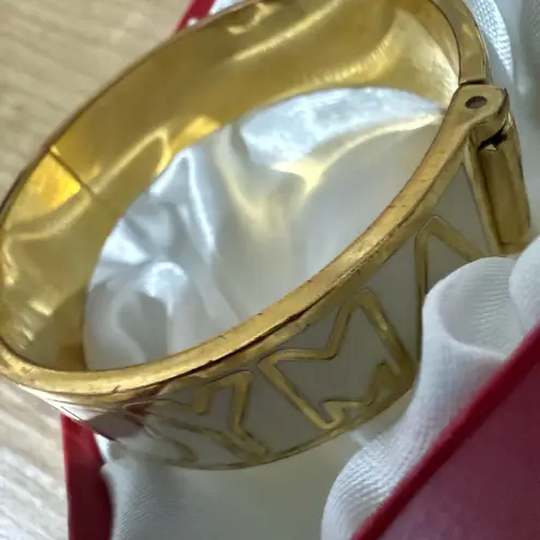 Marc by Marc Jacobs MARC BY‎ MARC JACOBS CREAM ENAMEL GOLD TONED METAL LOGO BANGLE BRACELET 7.5”