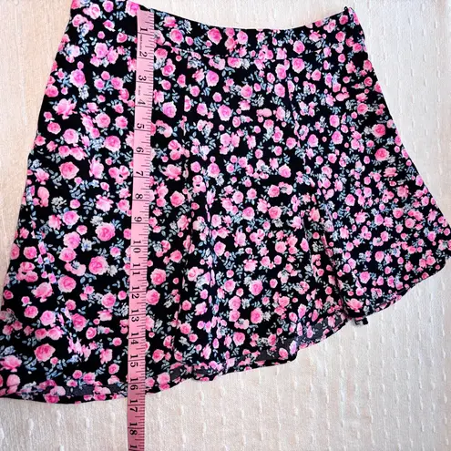H&M  Divided Floral Skater‎ Skirt Size 10 Short Mini Skirt Black Pink Roses