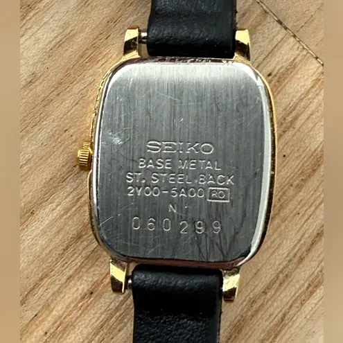 Seiko Vintage Ladies Watch White Rectangular Dial Black Markers Lead Strap