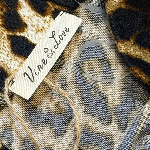 Vine & Love Leopard V Neck Buckle Top‎
