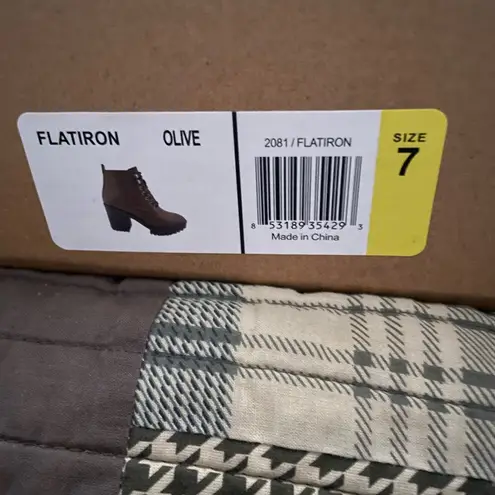 Seven7 Women's Flatiron Lug Sole Boots