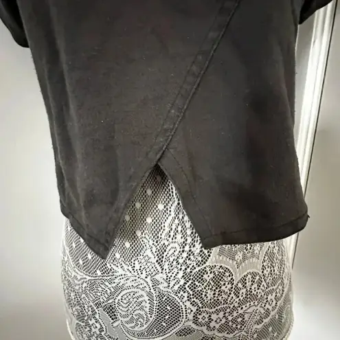 Black Beewear Cropped Cap Sleeve Top. Button Epaulette. Cut Out Belly Button. Size L