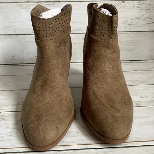 NWT Violet & Red Jackson Laser Cut Topline Booties in Taupe Tan Size 9