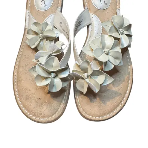 b.ø.c Sandals Womens Size 8 White Flower Thong Flip Flop Slip On Comfort Padded
