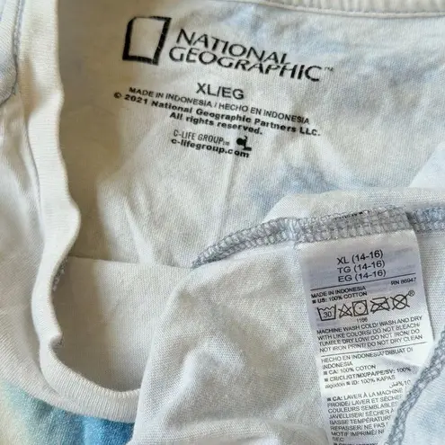 National Geographic graphic tee xl