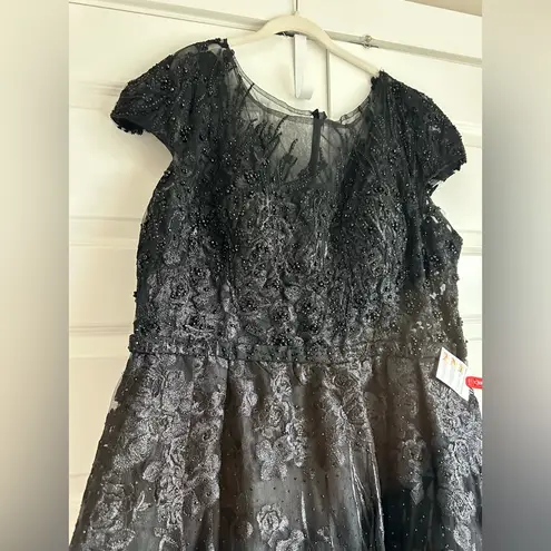 Mac Duggal Mac Duggal Embellished Floral Cap Sleeve A Line Gown Black 20405- NwT