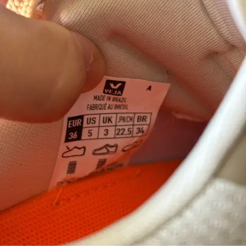 VEJA Women’s Dekkan Alveomesh Sneaker