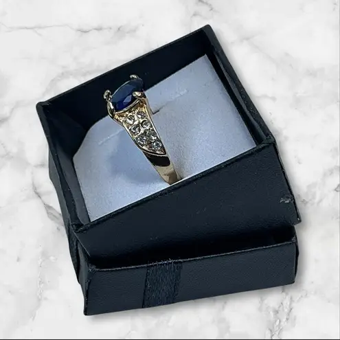 Gold Tone Ring With Deep Blue Oval Cut Stone & Clear Accent Crystals Size 6 1/4
