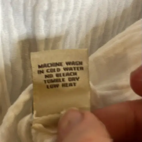 XCVI Women's White Button-Up ToP Hi/Lo, Raw Hem. Chest Pocket, short sleeves.