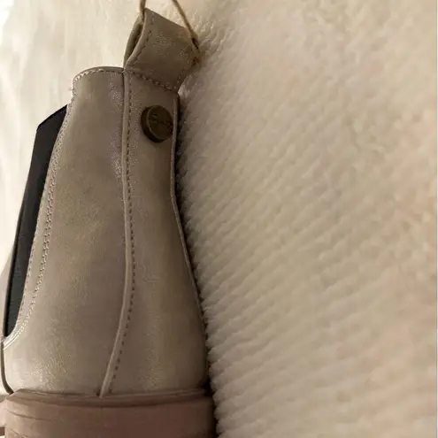 Seven7 NWT Billie Chelsea Boot Gold Women’s Sz 9