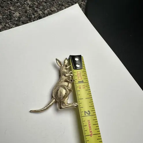 Avon Kangaroo With Baby In Pouch Gold Tone Brown Rhinestone Brooch Pin Signed