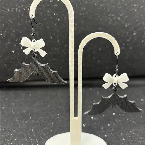 Hanging Bat Dangle Earrings with Black Bow – Spooky Cute Halloween Style
