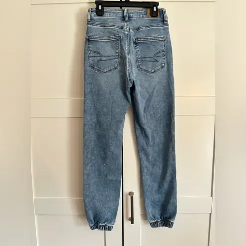 American Eagle  Mom Jogger Denim Size 00 Short Light Wash