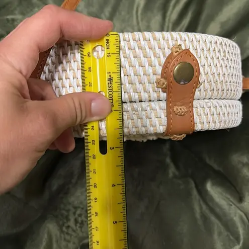 Round Woven wicker shell Bag crossbody in Cream and Tan new with defect