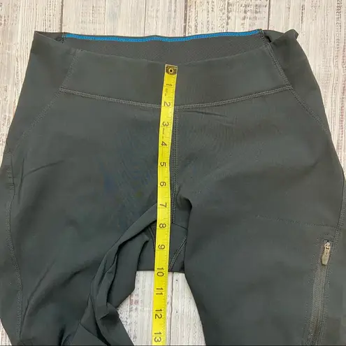 Columbia  Omni Shield Black Capri. Size Small.