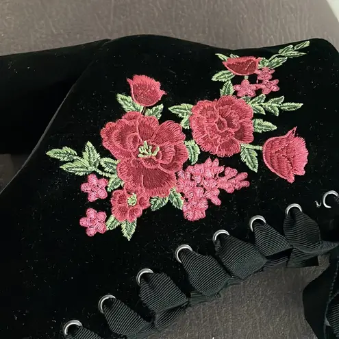 Isaac Mizrahi NWOT Black with Flower Design Velour Style Heeled Booties Size 9