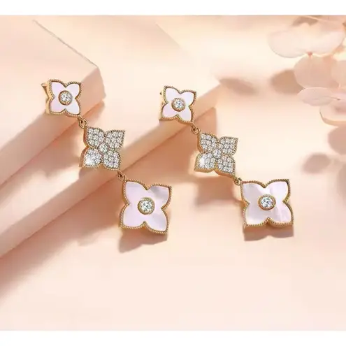 Boutique Beautiful Sparkling Clover Dangle Earrings | Gold Plated 316L