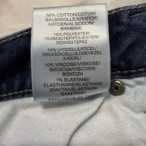 Silver Jeans Silver AIKO Slim Boot jeans. Western Glove Works.
Mid Rise Straight Fit. W28