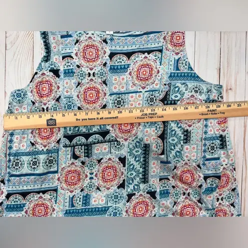 Stunning colors of blue, pink, and orange print adorn this tank. Pink Size M