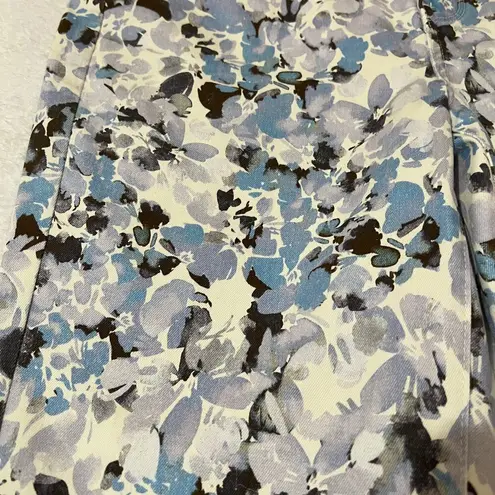 NYDJ SIZE 4 Stretchy Knee Length Floral Print Lift & Tuck Briella Denim Shorts