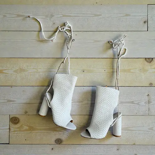 AZALEA WANG white Patent Laceup Booties Heels Sizs 7.5