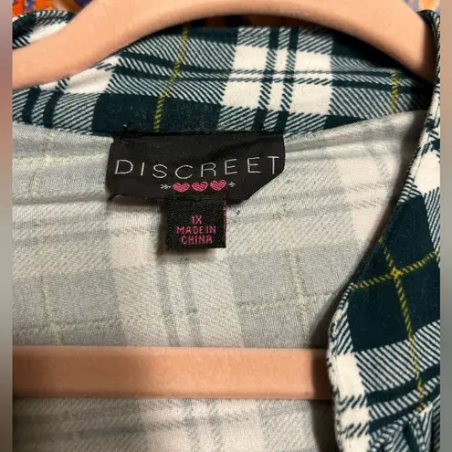 Discreet Women’s 1x plaid top