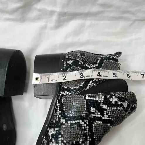 Bar III  Gabby Snake Print Black & Gray Pointed Toe Ankle Boots 7M bootie