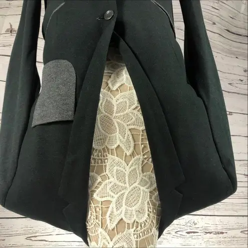 Handmade Ladies blazer
Charcoal in color with gray pocket.