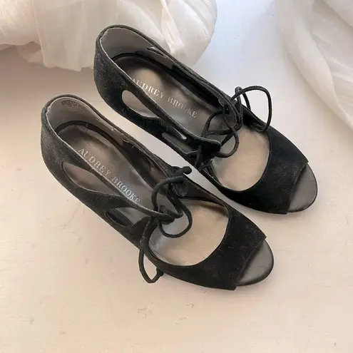 Audrey Brooke NWOT  Cass Black Tie Front Heels 7M