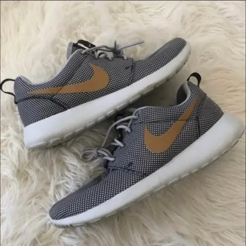 Nike GUC  grey/gold Roshe One  ~ size 8.5