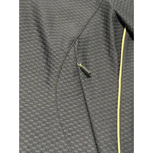 Tail Tech Performance 1/2 Zip Pullover in a textured Black size L. Size L
