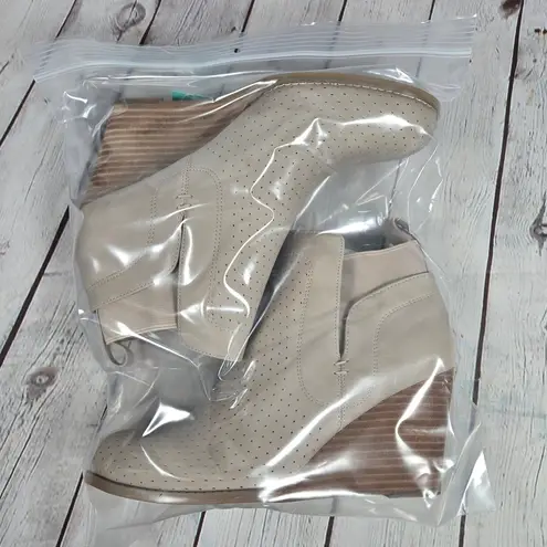 DV Dolce Vita Gerdy Vegan Leather Comfort Wedge Bootie in Beige 9 NWT Tan