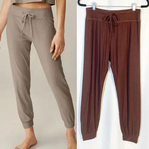 Beyond Yoga  Featherweight Lounge Around Midi Jogger High Rise Mocha Heather