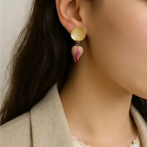 Vintage Style Natural Dried Rosebud pink Earrings Gold Textured Stud Floral new Gold