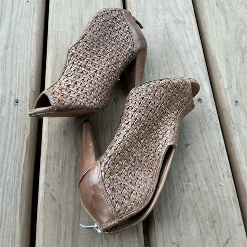 Vince Camuto Woven Brown Peep-Toe Ankle Bootie sandals 🌹